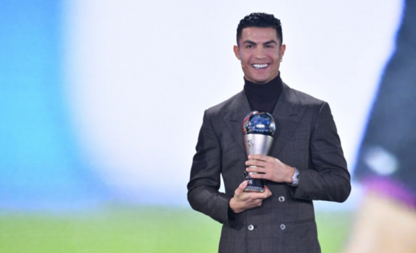 Cristiano Ronaldo recibió el galardón especial de los premios The Best de la FIFA