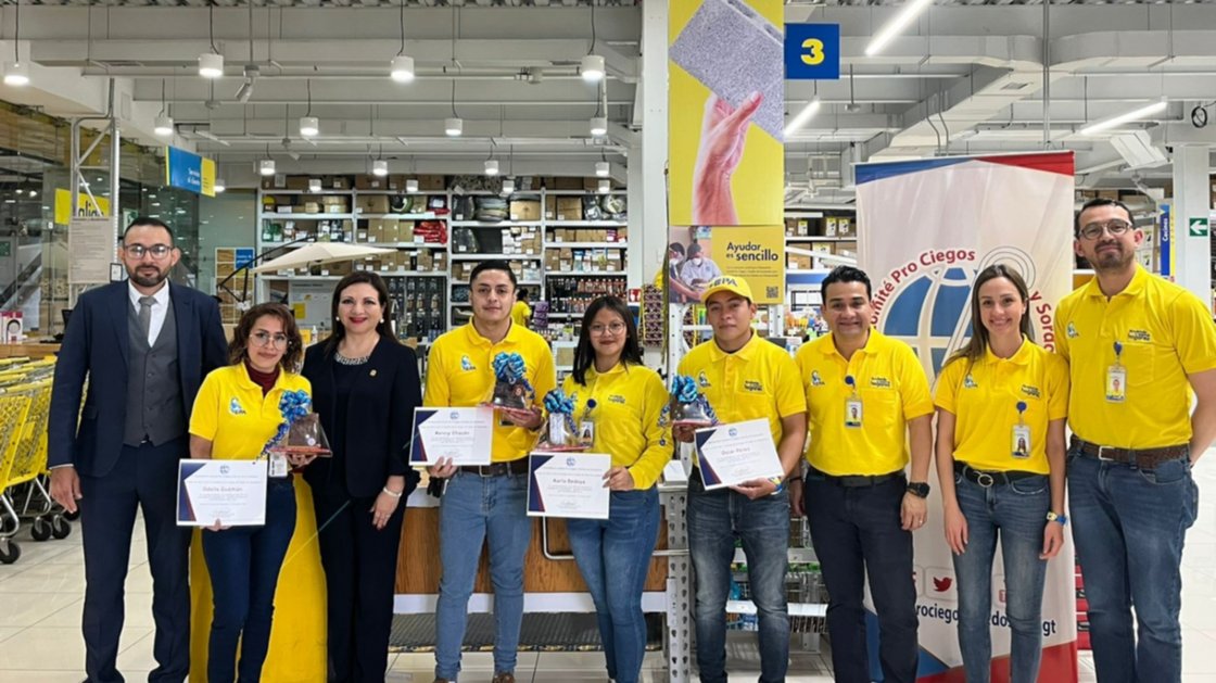 Entrega de reconocimientos a los cajeros que más donativos recolectaron Entrega de reconocimientos a los cajeros que más donativos recolectaron
