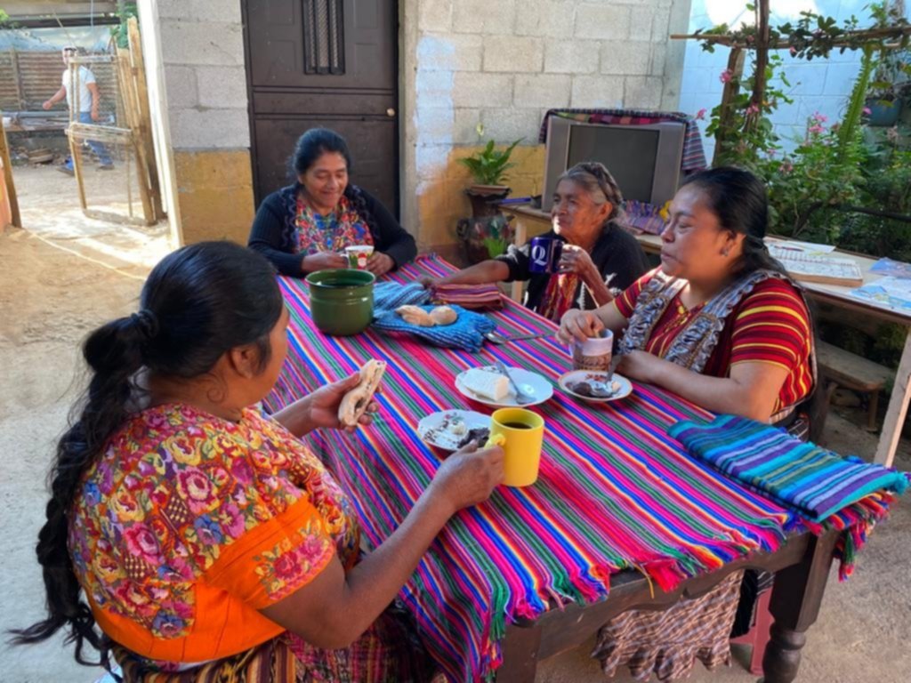 Del campo a las manos de una madre en Miami, el increíble viaje de las rosas guatemaltecas