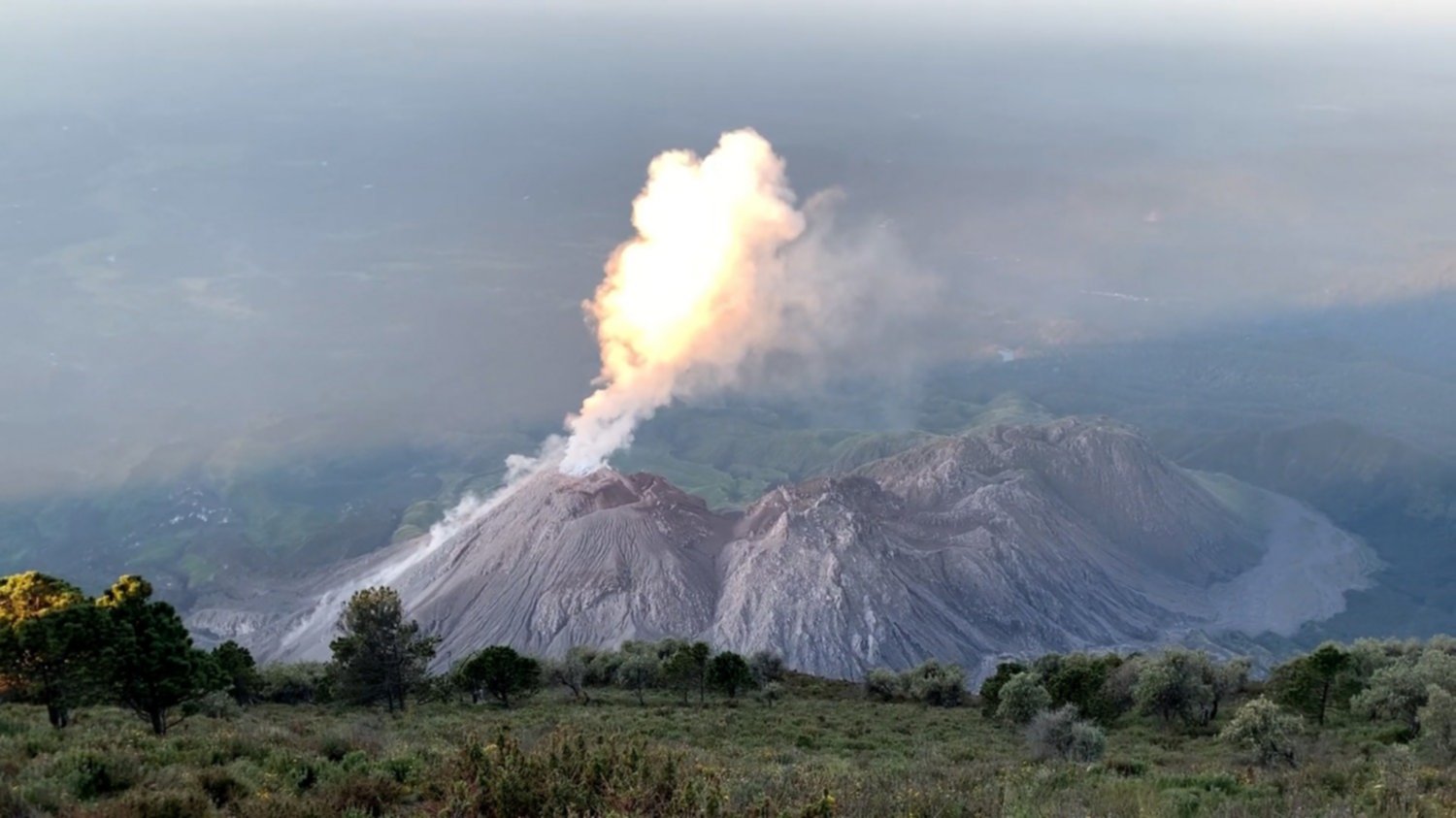 La historia del Volcán Santiaguito en Guatemala, el cráter que nació por accidente y que lleva 100 años en erupción La historia del Volcán Santiaguito en Guatemala, el cráter que nació por accidente y que lleva 100 años en erupción