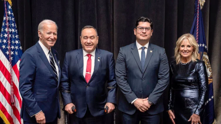 En la fotografía, de izquierda a derecha: los mandatarios Biden y Giammattei; el ministro de Economía, Janio Rosales y la primera dama estadounidense, Jill Biden. (Foto: Presidencia) 