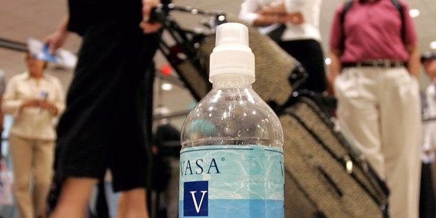 Una azafata tiene una bolsa transparente con líquidos en el aeropuerto de  Colonia-Bonn en Colonia, Alemania, el 28 de septiembre de 2010. Los  pasajeros del vuelo será permitido llevar loción, gel y