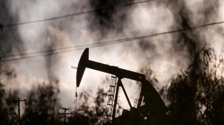 Precio del petróleo en su peor mes desde marzo de 2020