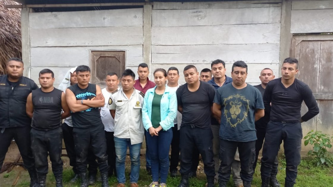 PNC busca liberar a 15 agentes secuestrados en El Estor PNC busca liberar a 15 agentes secuestrados en El Estor